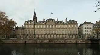 El palacio Rohan, visto desde el muelle Bateliers.