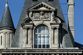 Buhardilla frontón del Palacio de Justicia de París.