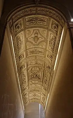 Cielorraso renacentista de la escalera de Enrique II en el palacio del Louvre, París, por Étienne Carmoy, Raymond Bidollet, Jean Chrestien y François Lheureux, 1553[17]​