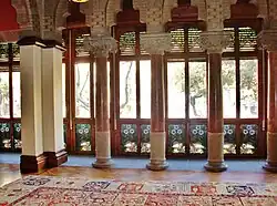 Columnas de la sala modernista de Diagonal.