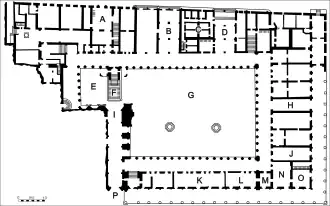 Plano de la planta baja. A - Caffetteria, B - Guardaroba, C - Prigioni (Pozzi), D - Toilettes, E - Cortiletto dei Senatori, F - Scala dei Giganti, G - Cortile centrale, H - Entrada (Porta del Frumento), I - Arco Foscari, J - Museo dell'Opera: I locale, K - Museo dell'Opera: VI locale, L - Museo dell'Opera: V locale, M - Museo dell'Opera: IV locale, N - Museo dell'Opera: II locale, 0 - Museo dell'Opera: III locale, P - Porta della Carta,