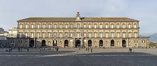 Palacio Real de Nápoles (1600-1616), de Domenico Fontana, encargado por el virrey Fernando Ruiz de Castro, uno de los primeros ejemplos civiles de transición tardorrenacentista-barroco