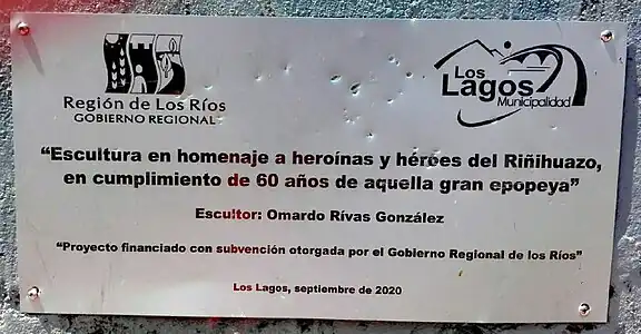 Placa en monumento a los Paleros del Riñihuazo.