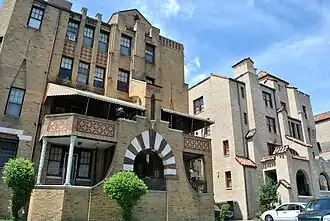 Apartamentos de estilo neoárabe