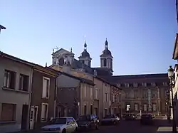 Techo de la abadía superando las casas