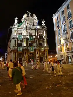 La plaza, de noche