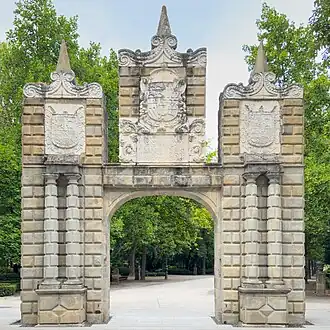 El portal reconstruido en el parque de la Taconera