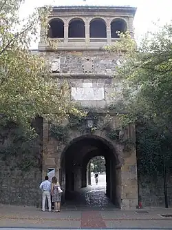 Puerta exterior, en avda. del Ejército