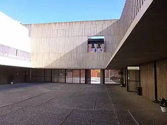 Cerramiento al oeste y fachada centro parroquial