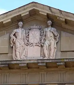 Detalle ornamental del frontón de la fachada occidental.