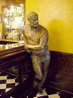 Estatua de Hemingway en el Café Iruña (Pamplona, España)