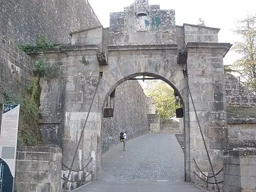 La puerta del puente levadizo desde el exterior