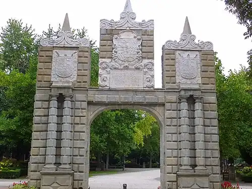 El antiguo Portal de San Nicolás, trasladado a los jardines de la Taconera