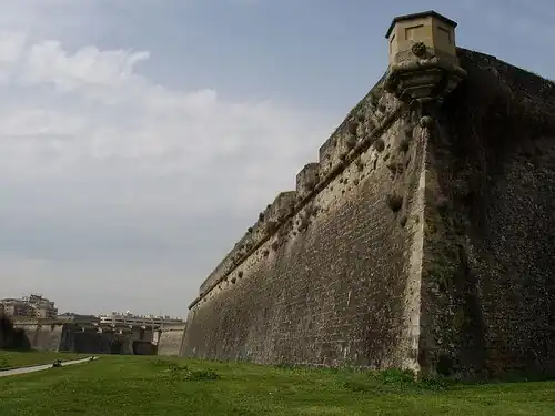 Ángulo del baluarte de San Juan, al fondo el baluarte de Santa María