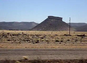 El cerro casi de frente desde la ruta