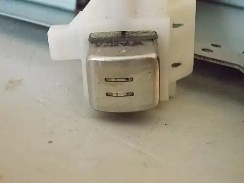 Cabezal estéreo del magnetófono de cartuchos de 8 pistas Panasonic RS-856. Arriba se observa el transductor para el canal izquierdo y abajo para el canal derecho.