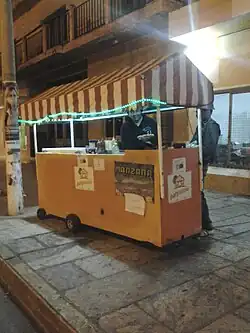 Vendedor de panchos ejerciendo su oficio en las calles de Chamical.