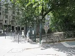 Entrada del parque Buttes-Chaumont, en la esquina de la avenida Simón Bolívar y la calle Botzaris