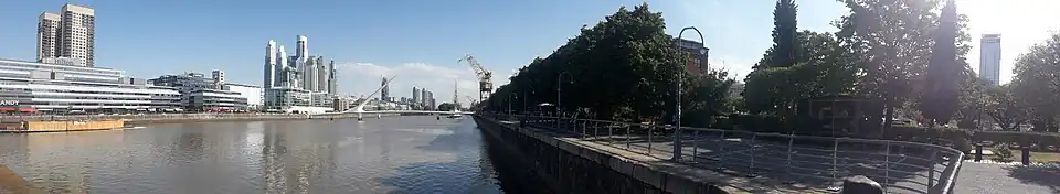 Panorámica de Puerto Madero (de fondo el Puente de la Mujer) en la tarde de verano del 22 de enero de 2025.