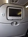 Detalle de una pantalla implantada en un asiento, uno de los servicios disponibles en los modelos de Embraer 190.
