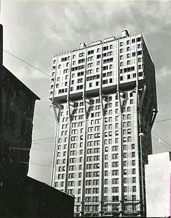 Torre Velasca, Milán, de BBPR (1956-1958) (foto de Paolo Monti)