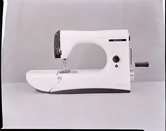 Máquina de coser "Mirella", por Marcello Nizzoli para V. Necchi Spa