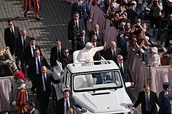 León XIV saludando a gente.