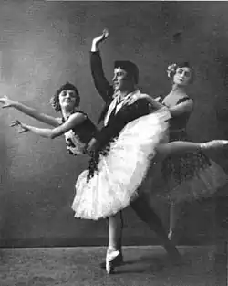 Elsa Vill, Pierre Vladimirov y Elizaveta Gerdt (de izda. a dcha.) en el pas de trois de Paquita. San Petersburgo, 1909