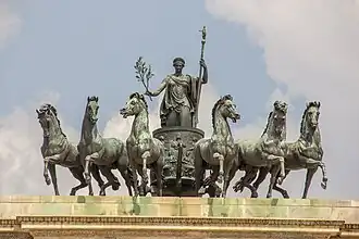 La Sestiga della Pace (1825-1831) sobre el Arco della Pace en Milán. Son seis los caballos, en vez de cuatro.