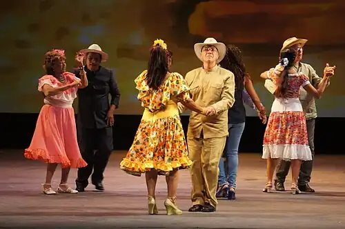 Fotografía de parejas bailando joropo central (2014).