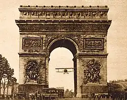 7 de agosto de 1919: Charles Godefroy sobrevolando el Arco de Triunfo