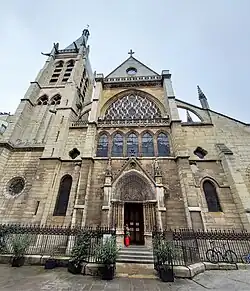 Fachada occidental con el portal de la iglesia Saint-Pierre-aux-Bœufs.