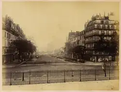 Otra vista de la rue Royale después de mayo de 1871 (desde la iglesia de la Madeleine). Podemos ver al fondo la Place de la Concorde, el obelisco de Lúxor y la Asamblea Nacional
