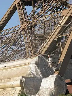 Aspecto caótico de las celosías de los apoyos de la torre cuando se observan desde cerca