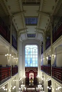 Interior de la sinagoga de la Rue Pavée, con sus discretos detalles modernistas.