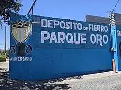 Un muro exterior pintado de azul, que conmemora el extinto estadio