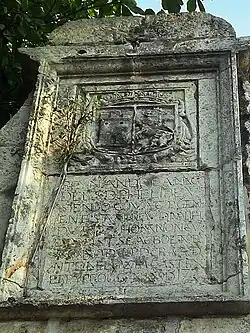 Detalle de la entrada principal sur.