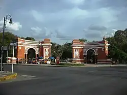 Entrada principal norponiente.