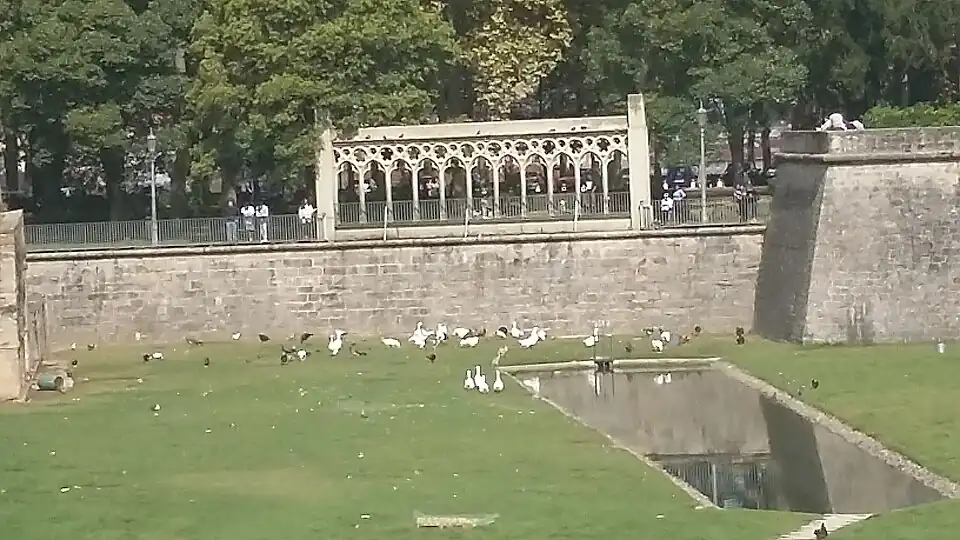 Flanco sur del baluarte, con la arcada gótica situada allí en 1934.