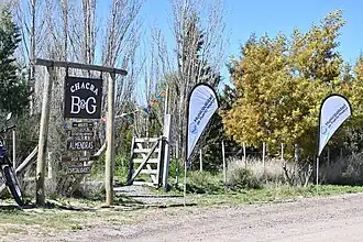 Una de las chacras de la localidad con abundante forestación.