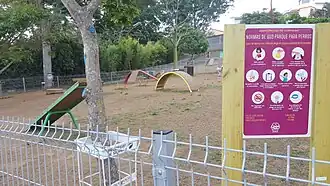 Parque con juegos para mascotas.