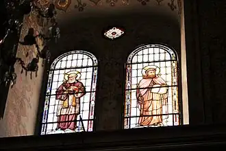 Los vitrales del santuario.