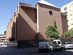 En el extremo norte del barrio, casi rodeada por El Calvario, se encuentra la parroquia de la Resurrección del Señor.