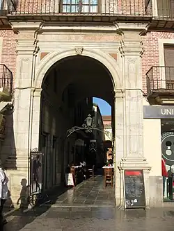 Entrada por plaza de la Constitución.