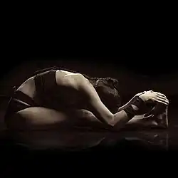 Paschimottanasana,[10]​ postura de la pinza sentada.