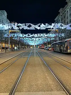 Con luces de Navidad.