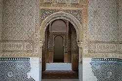 Vista desde el segundo salón mirando hacia atrás, hacia el primer salón y la entrada.