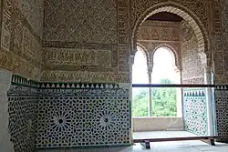 Vista de la decoración de las paredes inferiores y de una de las ventanas laterales de la segunda sala.