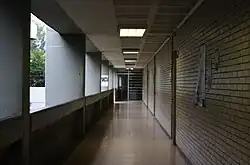 Pasillo del edificio de contaduría.