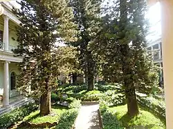 Patio Central del Palacio Nacional previo a su restauración e investidura presidencial de Nayib Bukele.